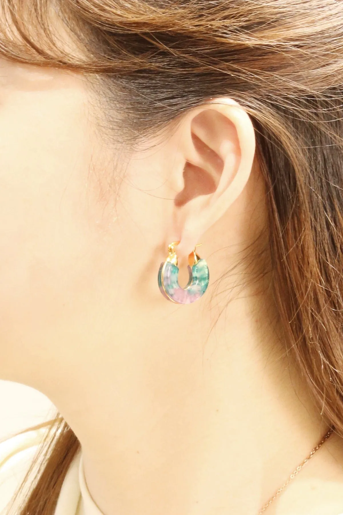 DJE311054 14K Small Chunky Resin Pincatch Earrings
